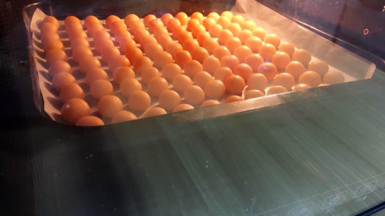 红薯小豆豆,烤箱提前预热,上下火150度35分钟左右;
PS:加了红薯泥的小豆豆,要用稍低的温度烤才会酥脆!