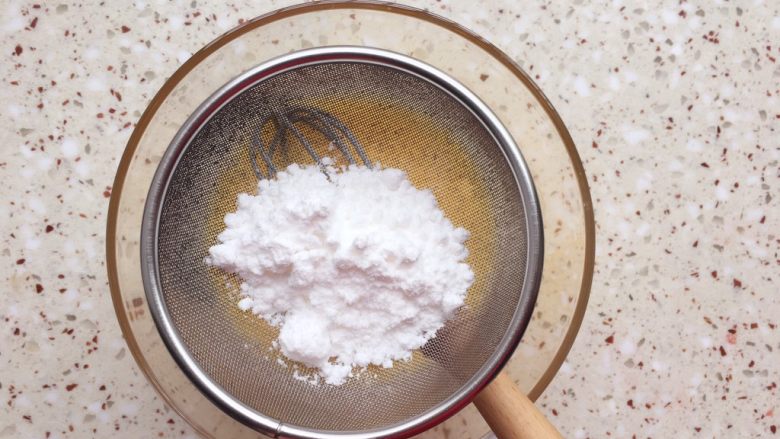 红薯小豆豆,打散后筛入糖粉,搅打均匀;