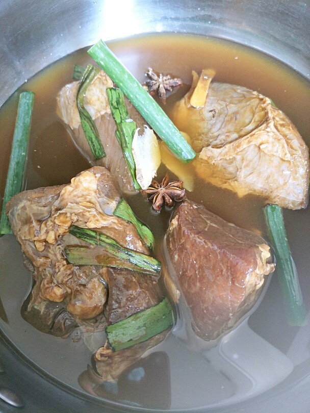 #咸味#+牛肉罩饼,腌制好了以后,锅内放水,水要多一点。把肉连同腌制的酱料一起倒进锅里,再放上葱姜蒜,<a style='color:red;display:inline-block;' href='/shicai/ 3746'>大料</a>。
