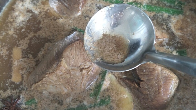 #咸味#+牛肉罩饼,用勺子把浮沫撇干净,水开以后转小火,炖2-3个小时。炖一个小时的时候放盐。