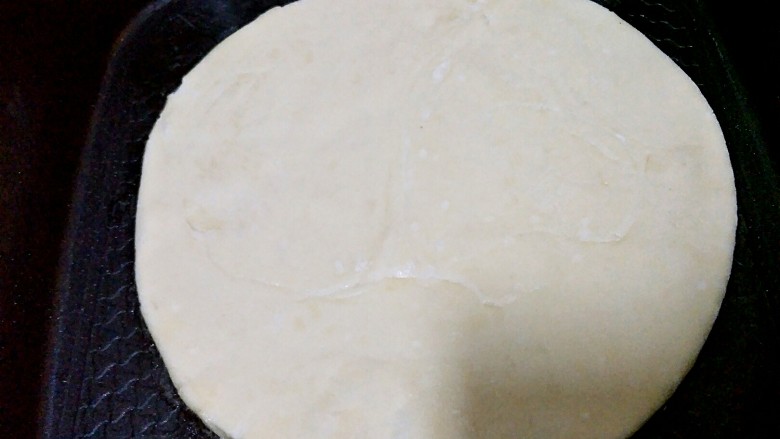 #咸味#+牛肉罩饼,把面擀成饼,饼铛放油,把饼放进锅里