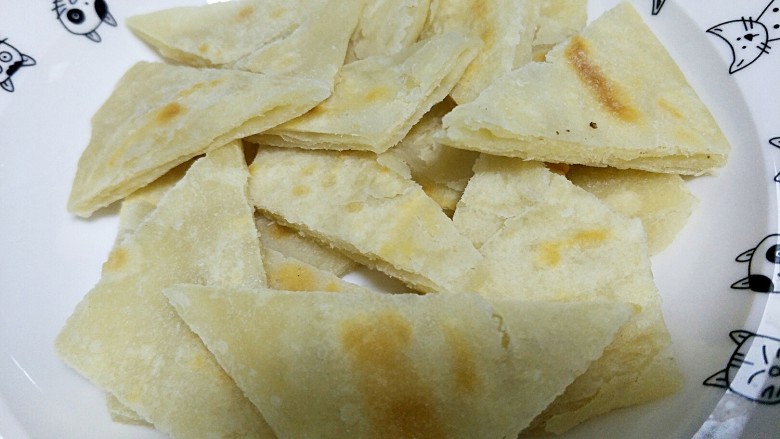 #咸味#+牛肉罩饼,饼变的两面金黄的时候出锅,这时候的饼外表脆里面嫩,直接吃也很香的。把饼切块放在碗底。
