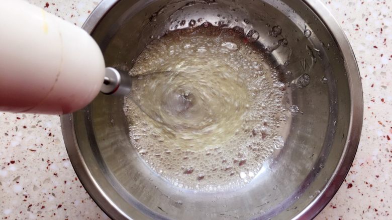 纸杯戚风蛋糕,开始打发蛋清;