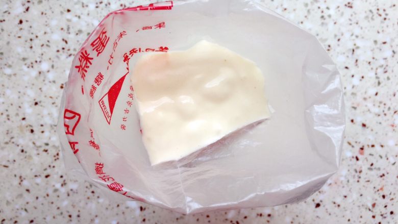 纸杯戚风蛋糕,倒入准备好的裱花袋;