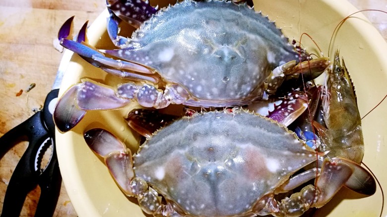 家庭简易版螃蟹海鲜粥,电饭煲煮粥的时间，开始准备海鲜。