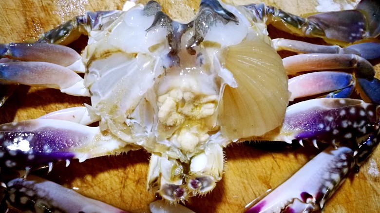 家庭简易版螃蟹海鲜粥,再把螃蟹身上两侧的绒毛剪下,如图,我只剪了一侧。