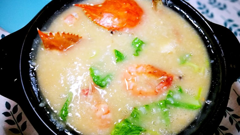 家庭简易版螃蟹海鲜粥,端下锅,粥还在继续沸腾,鲜味已经出来啦,趁热喝啦,小心烫哦。