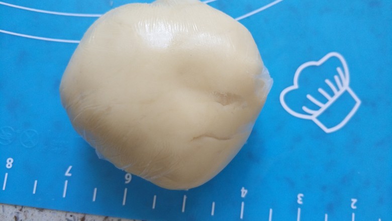 猪肉黄油版红豆蛋黄酥,将揉好的面团用保鲜膜包好,醒30分钟