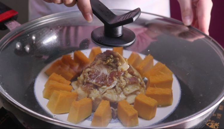 这样做的南瓜饼,才是最好吃的!,盖上各种隔水蒸,锅上气候蒸个10分钟左右。