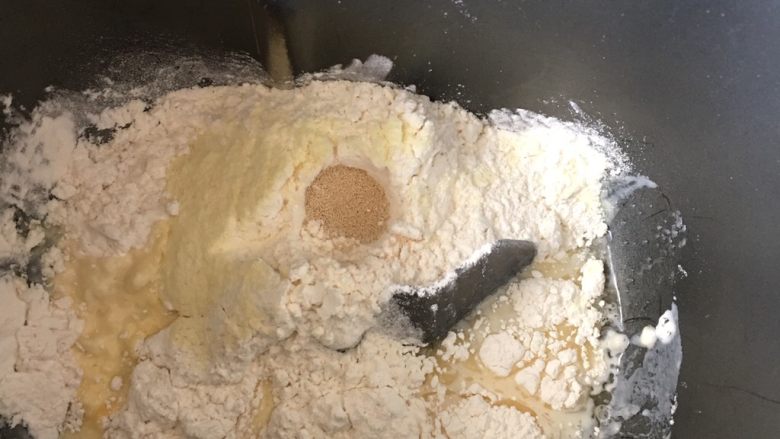 萌小龟面包,所有面包材料放入面包桶,混合成团,大约30分钟左右