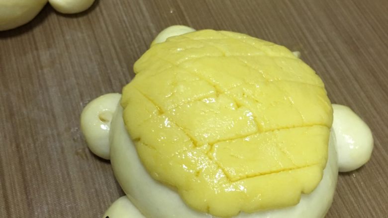 萌小龟面包,在表面刷一层全蛋液,再用黑芝麻给它们装饰上眼睛,烤箱170度预热