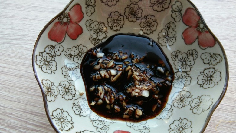 卤制蒜泥猪肝,加入拌菜加油,调成蒜酱