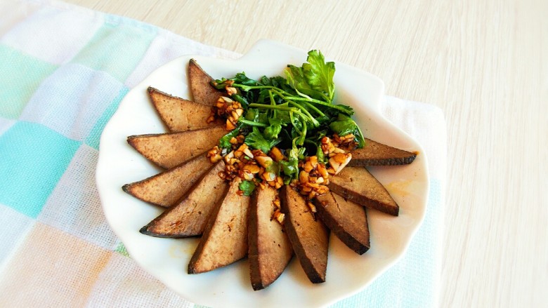 卤制蒜泥猪肝,切好的猪肝摆放盘中,浇蒜泥,放<a style='color:red;display:inline-block;' href='/shicai/ 131'>香菜</a>,可以上桌了。