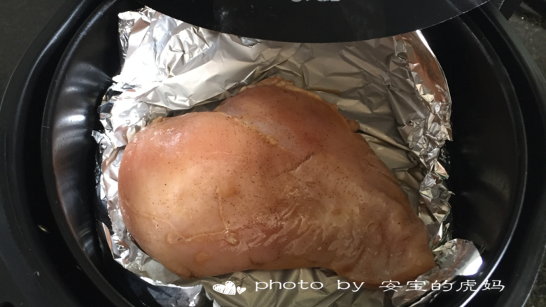 酸瓜鸡肉沙拉,将腌制好的鸡胸肉放进空气炸锅,200度12分钟;