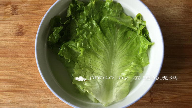 酸瓜鸡肉沙拉,生菜洗净,放淡盐水中浸泡10来分钟;
