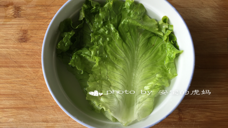 酸瓜鸡肉沙拉,生菜洗净，放淡盐水中浸泡10来分钟；