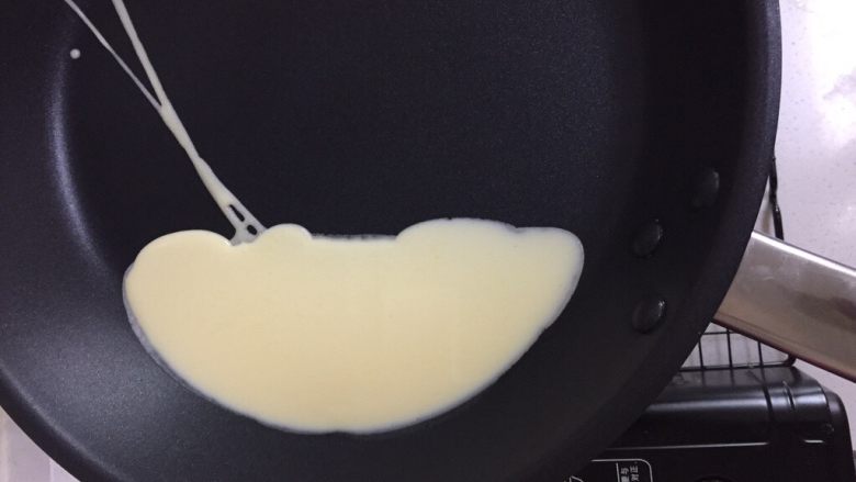 法式超薄千层
,先从一边倒入所有面糊，再转圈，面糊没有覆盖的地方，用手做抖动的动作，让面糊变成完整的一块饼皮