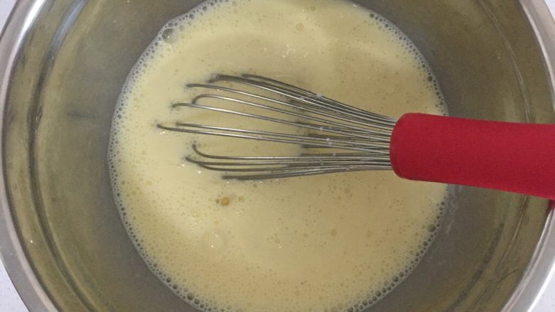 法式超薄千层
,鸡蛋和牛奶混合液搅拌均匀，放在一旁备用