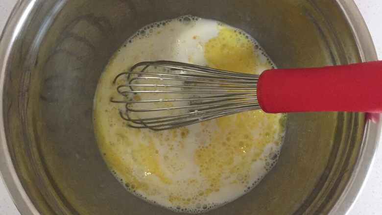 法式超薄千层
,边搅动打蛋器边加入纯<a style='color:red;display:inline-block;' href='/shicai/ 219'>牛奶</a>，分次加入