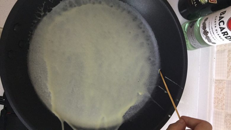 法式超薄千层
,当饼皮和小泡泡的时候，代表饼皮已经熟了，然后用一根签子把边缘挑起