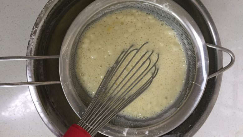 法式超薄千层
,筛网过筛三遍，颗粒过筛不了，可用打蛋器在筛网里对面粉颗粒进行画圈搅拌