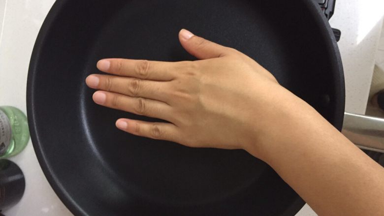 法式超薄千层
,可用手放在锅上3厘米处，感受下锅的温度，觉得热的感觉，可以放一勺面糊