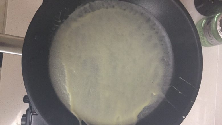 法式超薄千层
,多余的液体一定要到倒出，这一步一定要快，不然很容易摊成厚皮