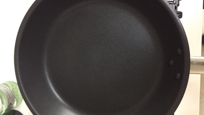 法式超薄千层
,用的是宜家的锅，先放卡士炉烧热