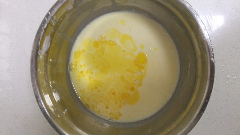 法式超薄千层
,拿出之前隔水融化的<a style='color:red;display:inline-block;' href='/shicai/ 887'>黄油</a>，倒入面糊里