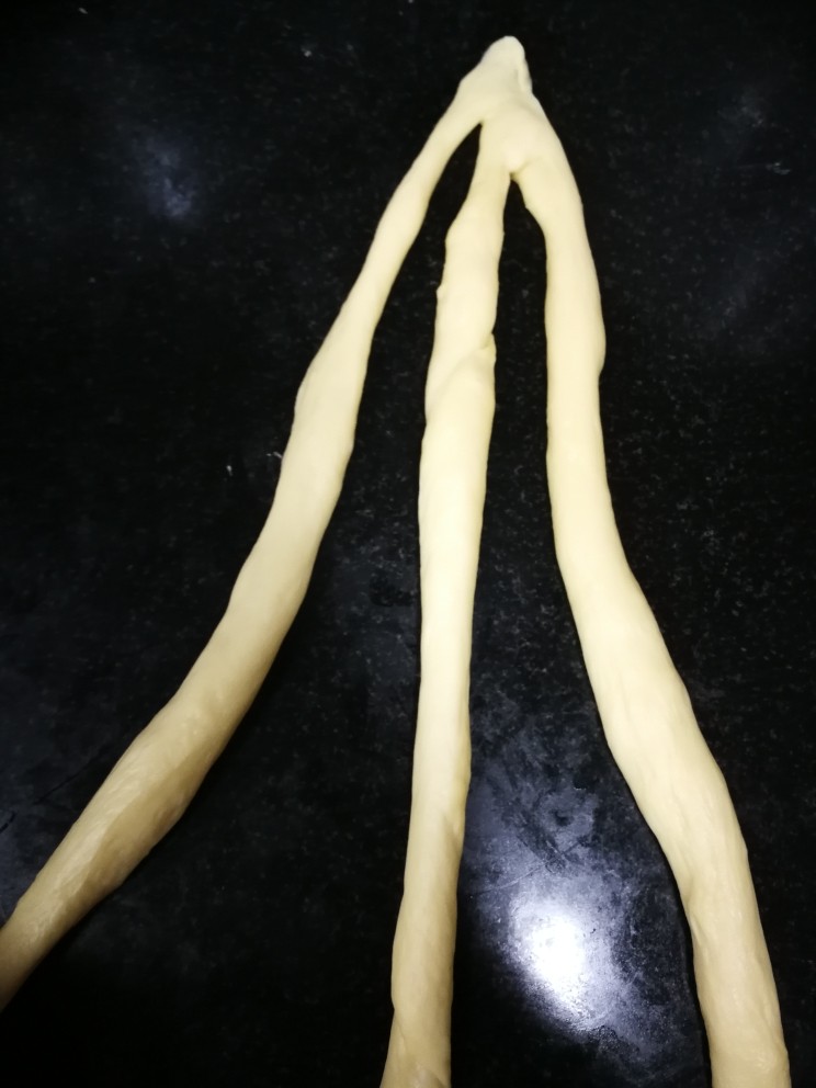 一次发超软酵杏仁辫子牛角包,揉成长条,像扎辫子一样