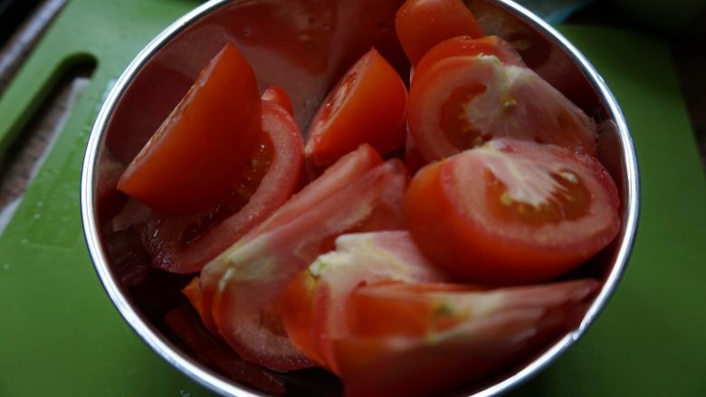 单身版番茄土豆炖牛尾,<a style='color:red;display:inline-block;' href='/shicai/ 59'>番茄</a>切块。(不用切太小块,因为放进压力锅也会压得很软不成形)