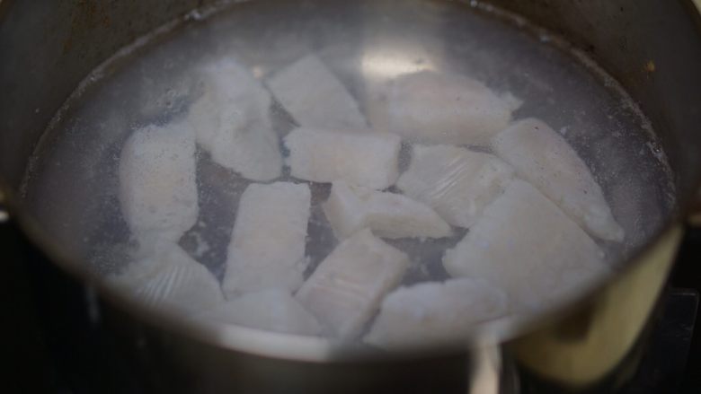 日常健身餐减肥餐营养便当,切成小块,熟的比较快。熟了以后看出来,尽量放凉。