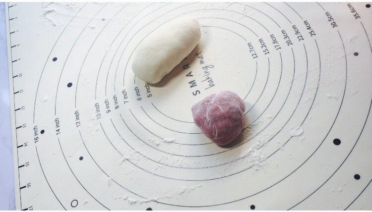 双层萌小兔,白红面团都要排气,加入干粉比较有嚼劲!