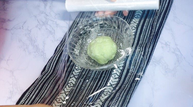 创意花朵豆沙包,同样是盖保鲜膜室温发酵一倍大!季节变化,当下的温度27-28左右!发酵时间为30-40分钟!