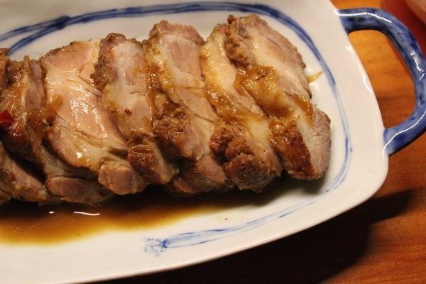 无肉不欢+酒香大肉,摆盘，淋上酱汁，肉片软嫩入味，酱油酒香衬出猪肉鲜味，好吃！ 