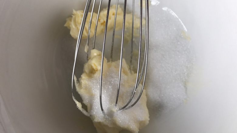 可爱的卡通饼干,加入糖粉,稍稍打发至黄油微微发白