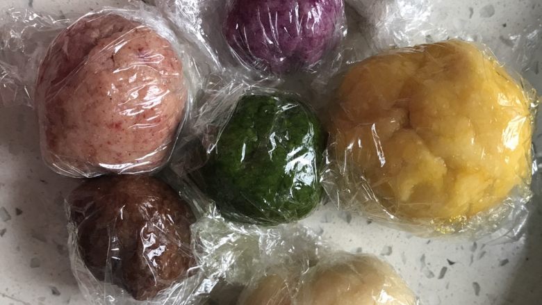 可爱的卡通饼干,把果蔬粉全部按照自己的用量揉进面团,放冰箱冷藏30分钟