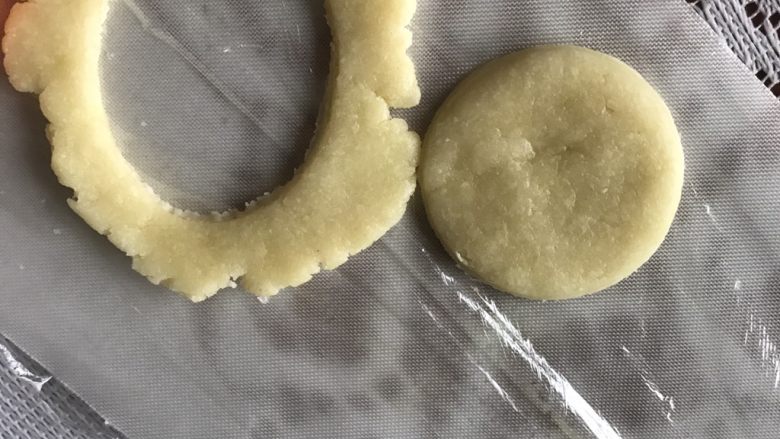 可爱的卡通饼干,我这边演示面包超人,原色面团先用模具压出一个圆形,厚度大概为耳垂厚