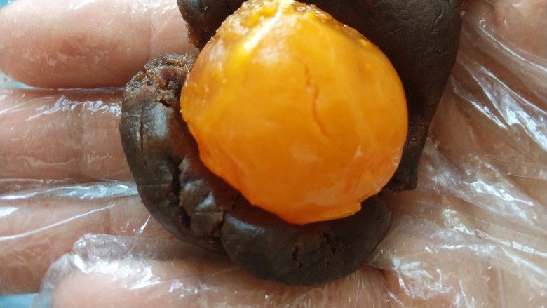 猪肉黄油版红豆蛋黄酥,把烤好的蛋黄放在豆沙里面,包好收口,一共8个待会备用!