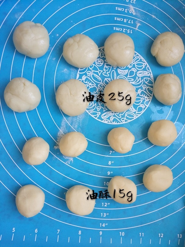 猪肉黄油版红豆蛋黄酥,油皮每个25g.油酥每个15g的比例,一共分出来16份