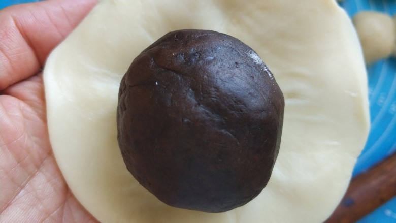 猪肉黄油版红豆蛋黄酥,把刚才包好的豆沙蛋黄放在圆面皮中间!