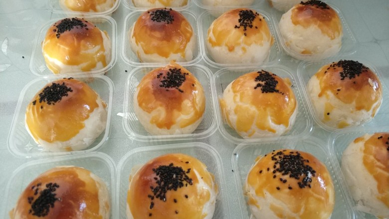 猪肉黄油版红豆蛋黄酥,所有蛋黄酥都烤好啦!放凉准备密封起来保存!