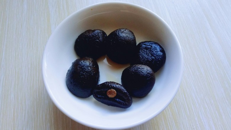 鸭血烩豆腐,<a style='color:red;display:inline-block;' href='/shicai/ 77742'>小香菇</a>,温水泡30分钟