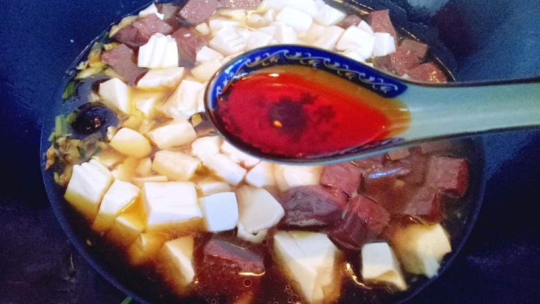 鸭血烩豆腐,再加入一勺<a style='color:red;display:inline-block;' href='/shicai/ 66850'>辣油</a>,量可以根据个人喜欢增减,大火烧开后,转小火15分钟。