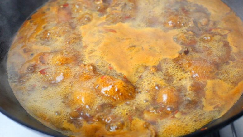 新疆大盘鸡,转小火焖煮20分钟;