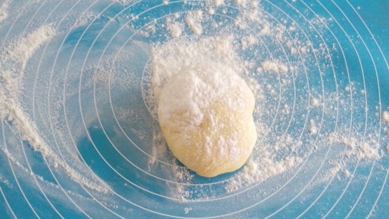#地方特色小吃# 自制龙抄手,醒好的面团,放案板上,撒些干面粉,用擀面杖擀开