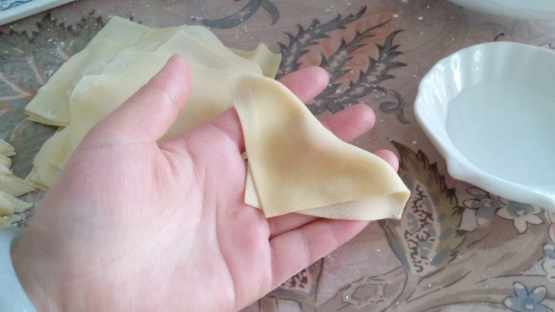 #地方特色小吃# 自制龙抄手,肉馅儿放中间,将面皮折叠如图示