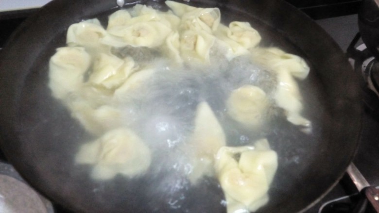 #地方特色小吃# 自制龙抄手,烧水,水开后放入抄手,煮约1分钟待抄手全部浮起来,皮有点透就捞出来