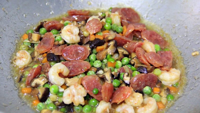 超美味的荷叶饭,加入2勺料酒,一小勺糖,一勺酱油,几滴醋,2小勺盐,2勺香菇水翻炒,各家勺子不一样,按自己的口味调!盐先少放,可以后面添加~接着滑入虾仁,最后放入米饭翻炒均匀即可