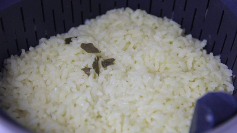 超美味的荷叶饭,煮好的米饭一股荷叶清香,拿出来搅拌松散